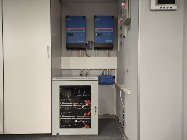 894 - Система безперебійного живлення для серверного обладнання 8 кВт